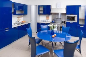 Синяя кухня  в современной квартире