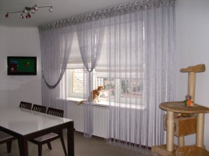 Нитяные шторы на кухне